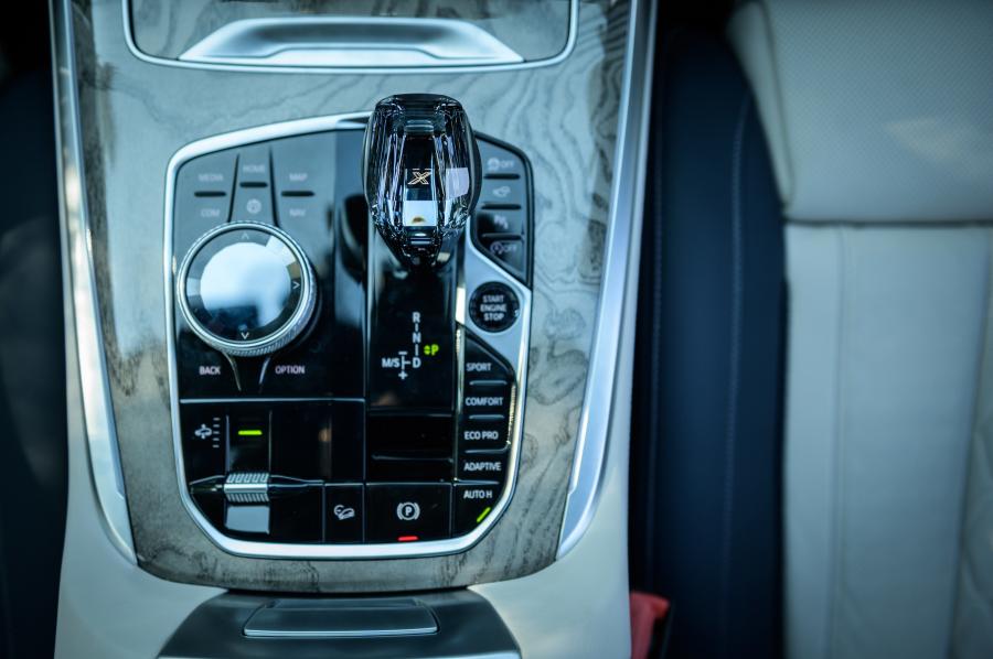 Детали интерьера BMW X7 xDrive35d Design Pure Excellence (G07) 2019 года  (JP) (фото 14 из 21)
